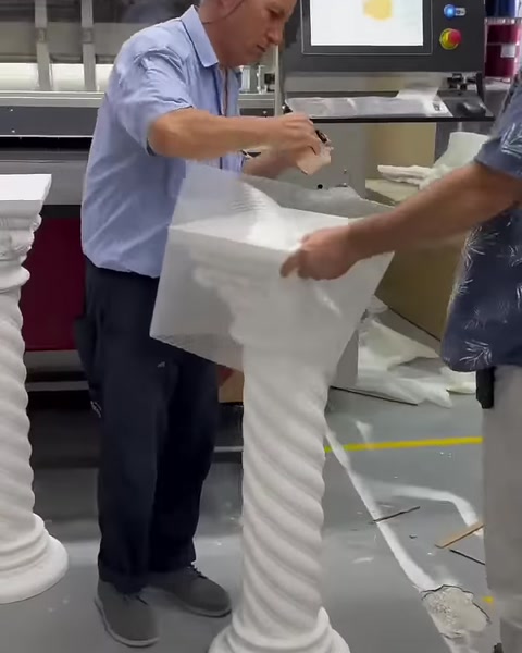 Koruyucu örtü sütun başlığının çevresine dikkatlice yerleştiriliyor