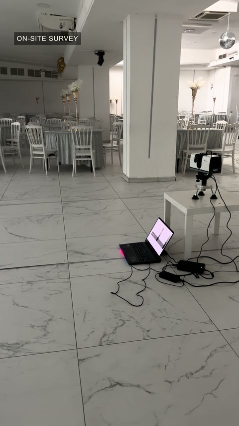 Yerinde ölçüm cihazı salon sütunları arasında veri topluyor