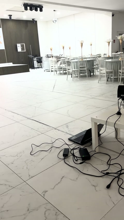 Sahne duvarı ve oturma alanı tarama noktasından görüntüleniyor
