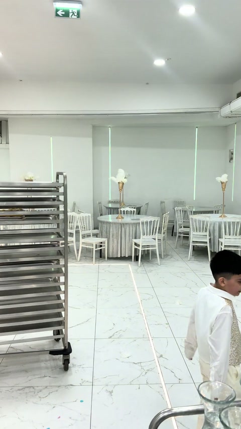 Mevcut salonun masa bölümü ve sade duvarları inceleniyor