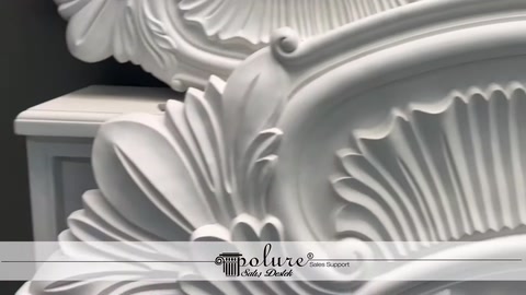 Dekoratif tavan göbeğinde klasik yaprak ve çiçek motifleri