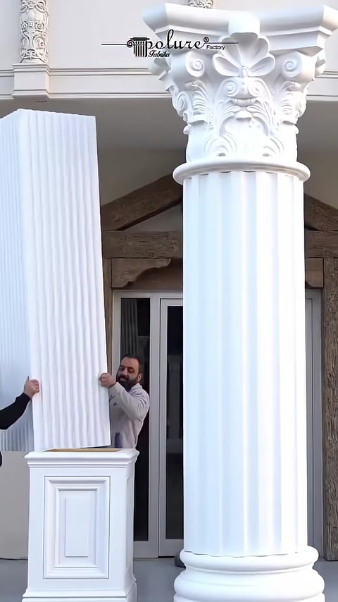 İki farklı yivli sütun modeli yan yana sergileniyor
