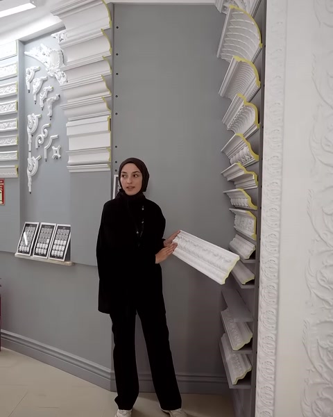 Düz kartonpiyer parçası geniş ürün seçkisinin önünde tanıtılıyor