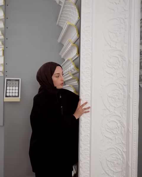 Kabartmalı dikey dekoratif profil ve kartonpiyer çeşitleri birlikte görülüyor