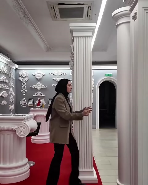 Dikdörtgen panelli sütun gövdesi showroom içinde sunuluyor