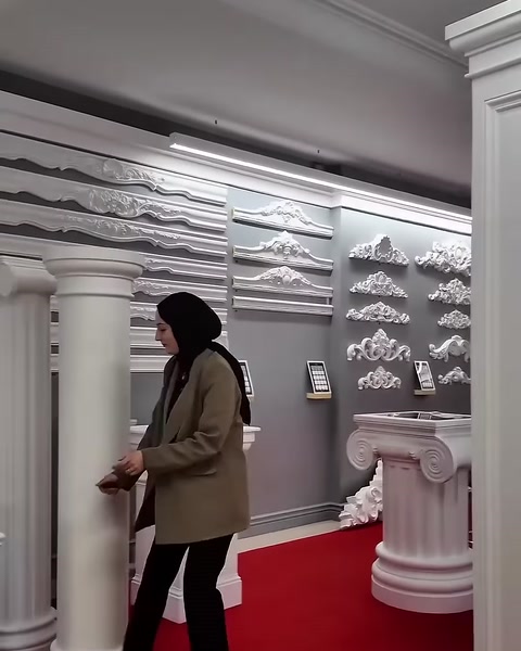 Yuvarlak gövdeli sade sütun ve katmanlı başlığı gösteriliyor