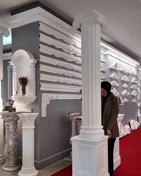 İnce yivli sütunun sade başlık ve kaide tasarımı görülüyor