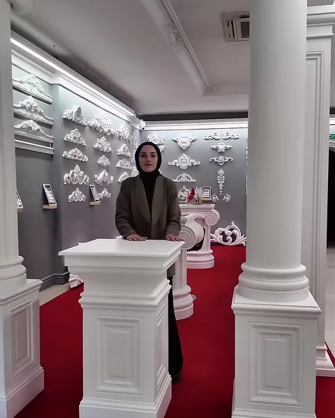 Farklı gövde ve kaide biçimlerindeki sütunlar birlikte sergileniyor