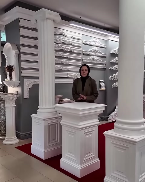 Showroomdaki sütun çeşitleri ve dekoratif duvar süsleri görülüyor
