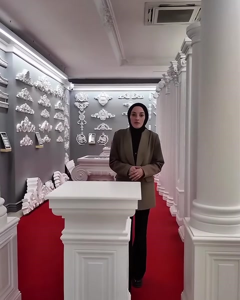 Panelli kaide önünde sıralanan klasik sütun modelleri tanıtılıyor
