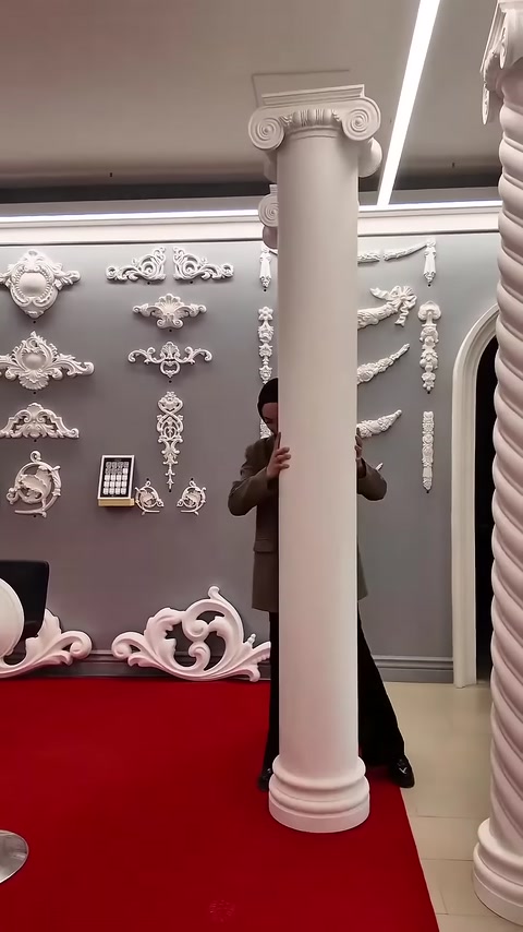 Düz gövdeli dekoratif sütun showroom içinde yakından sergileniyor