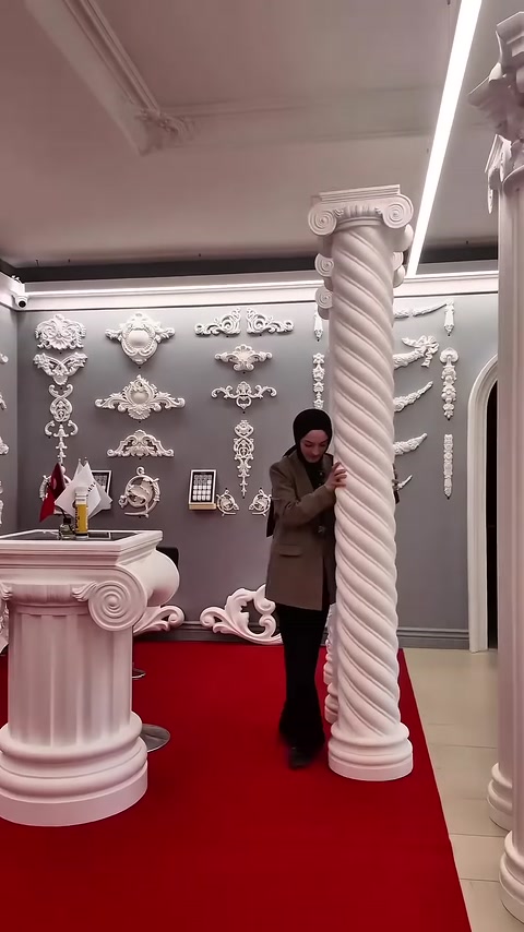 Burma desenli sütun ve bezemeli başlık birlikte görülüyor