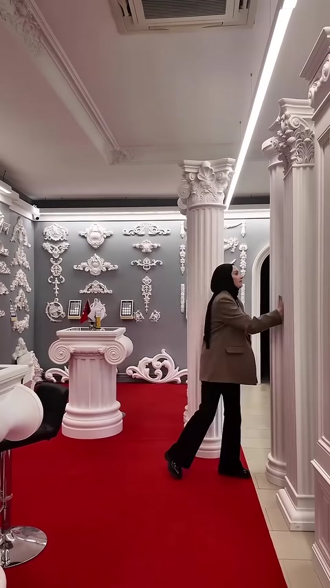 Farklı gövde ve başlık tasarımlarına sahip sütunlar sergileniyor