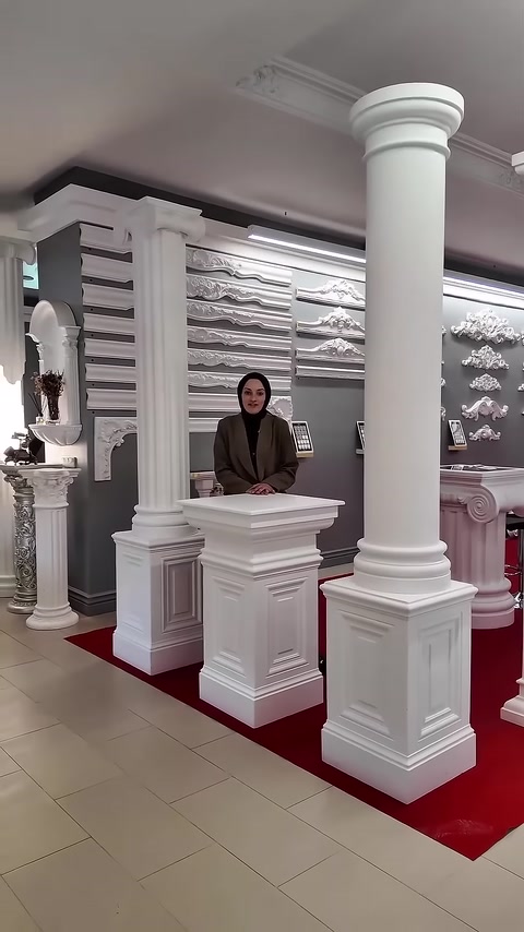 Yuvarlak sütunlar ile kare kaidelerin showroom yerleşimi görülüyor