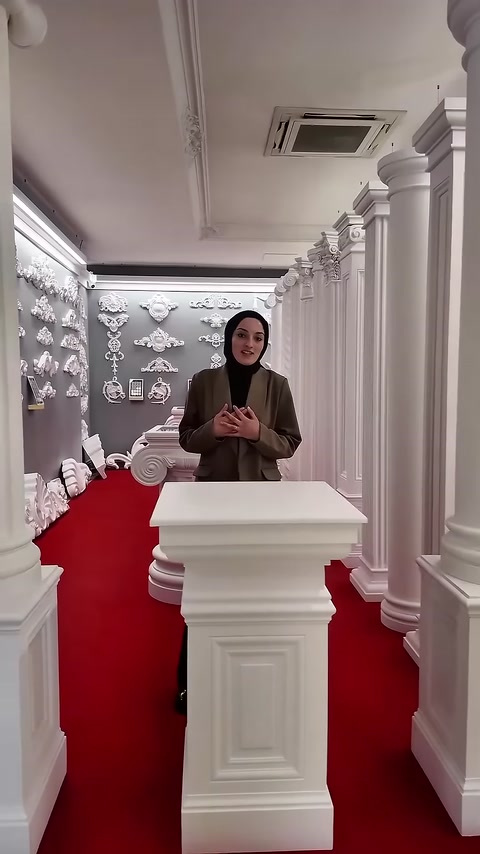 Sıralanmış farklı sütun modelleri showroom boyunca birlikte sergileniyor