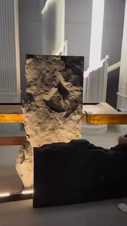 Kanyon etkisi oluşturan derin ve kabartmalı panel dokusu