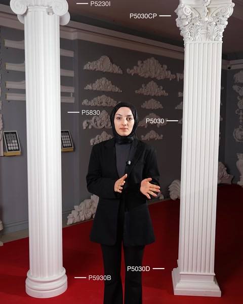 Yivli gövdeli sütunlar ve süslü başlık seçenekleri birlikte görülüyor