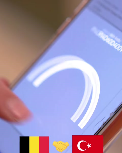Dairesel dekoratif profil modeli telefon ekranında inceleniyor
