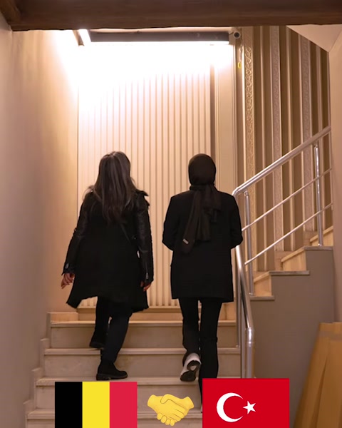 Çıtalı duvar kaplaması bulunan merdiven ve showroom geçişi