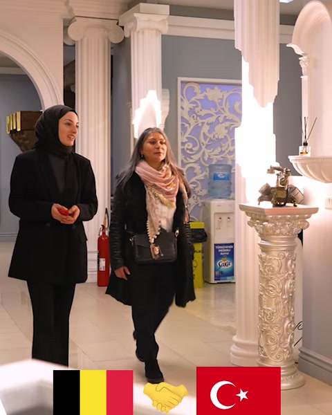 Sütunlar ve dekoratif kaideler arasında showroom turu