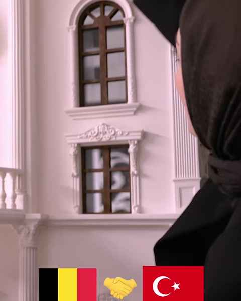 Cephe maketinde kemerli pencere sövesi ve dekoratif bezemeler