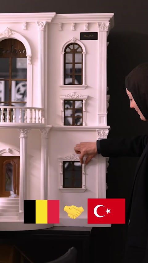 Maket cephede pencere söveleri, payandalar ve korkuluk detayları