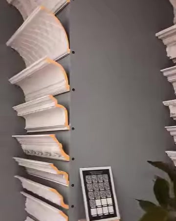 Farklı profil ve desenlerde poliüretan kartonpiyerlerin sergilendiği duvar