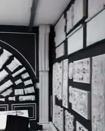 Duvar panelleri ve kemerli geçişin bulunduğu showroom bölümü