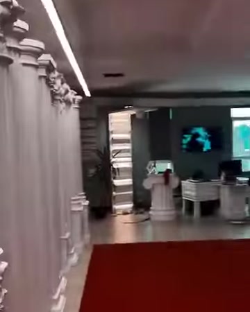 Kartonpiyer profilleriyle çevrelenmiş showroom koridorunun genel görünümü