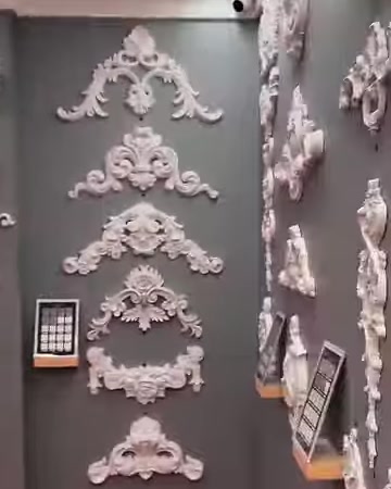 Klasik desenli dekoratif motiflerin düzenli biçimde sergilendiği pano