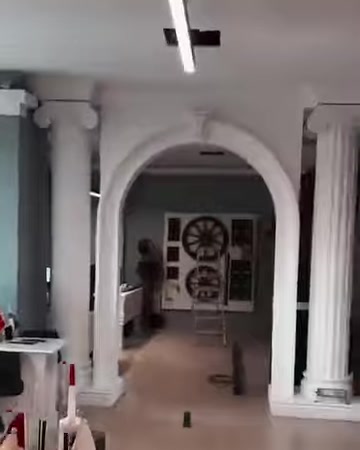 Sütunlarla çevrelenen kemerli geçiş ve klasik iç mekân uygulaması