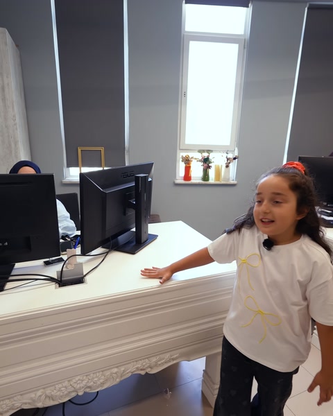 Ofis masasında bilgisayar ve dekoratif obje yakın planı