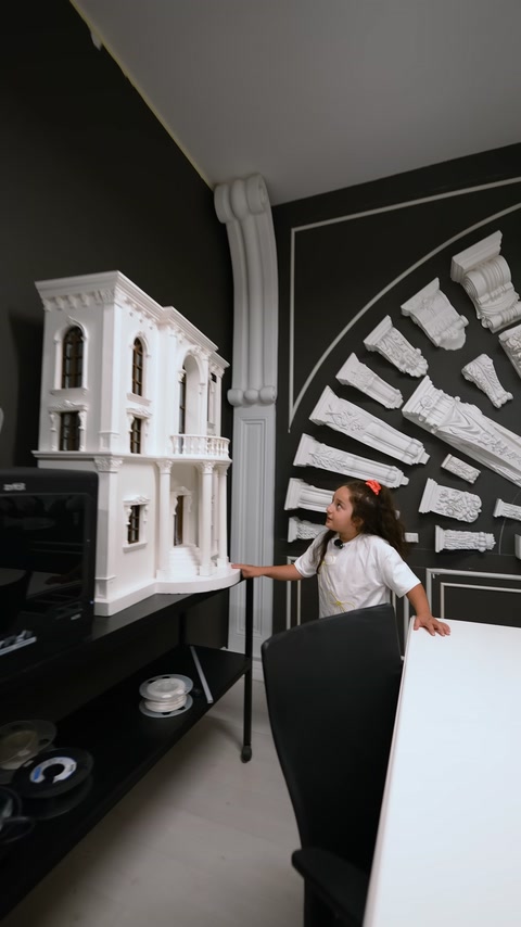 Çok katlı minyatür villa maketinin cephe detayları görülüyor.
