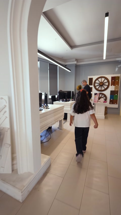 Dekoratif sütun ve işlemeli masa ofis içinde uygulanmış halde görülüyor.