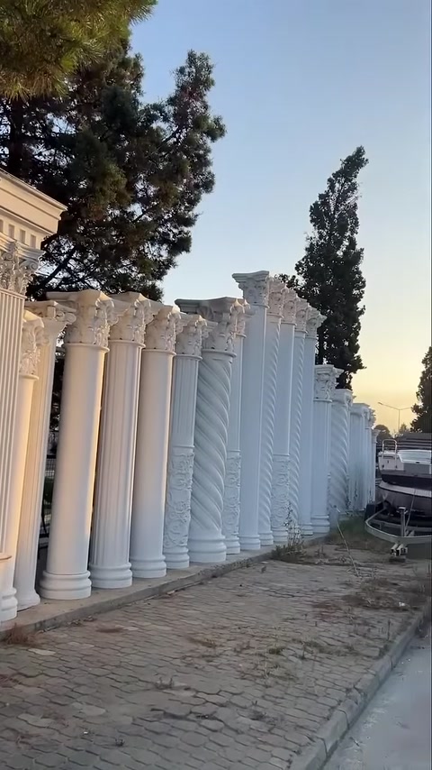Farklı gövde desenlerine sahip dekoratif sütunlar dış mekânda sıralanıyor