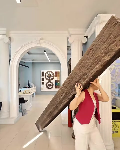 Doğal ahşap dokulu uzun dekoratif kiriş modelinin taşınması