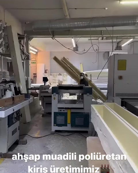 Uzun poliüretan kiriş gövdeleri makine hattına doğru sıralanıyor