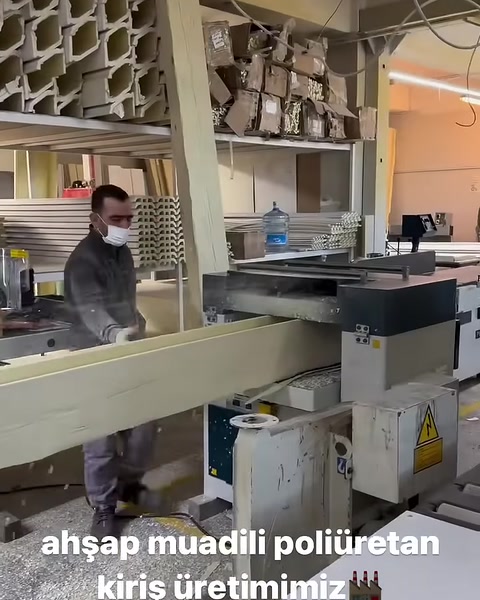 Operatör kiriş profilini tezgâh üzerinde işleme hazırlıyor