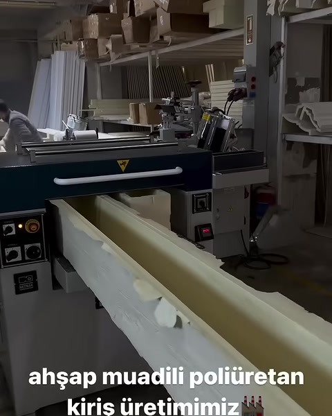 Şekillendirilmiş kiriş kanalı üretim hattından çıkarken görüntüleniyor