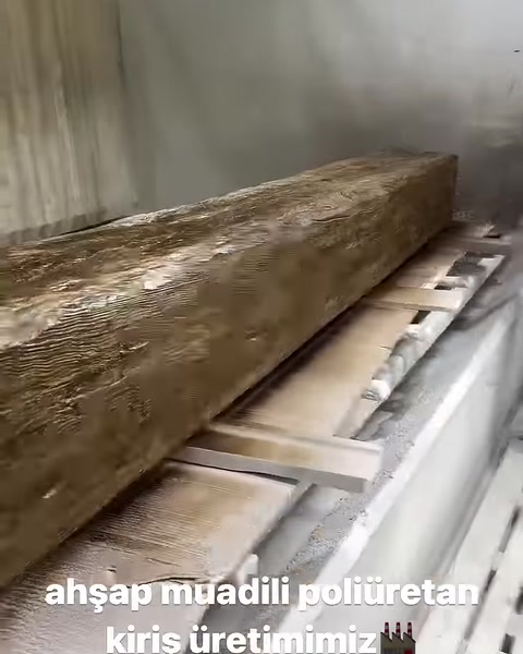 Kahverengi ahşap görünümlü kiriş renklendirme kabininde bekliyor