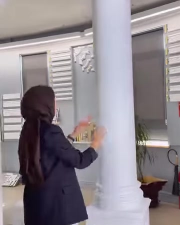 Yuvarlak düz sütun gövdesi ve kademeli kaidesi görülüyor