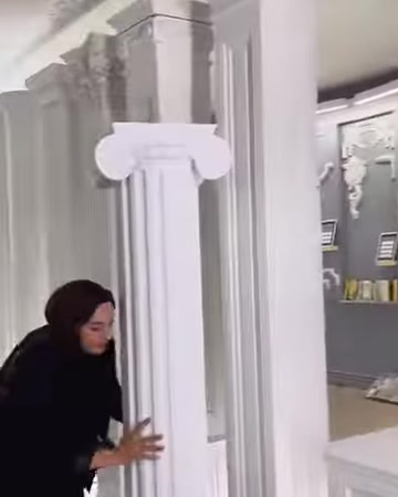 Köşeli yivli sütun modeli klasik başlığıyla birlikte sergileniyor
