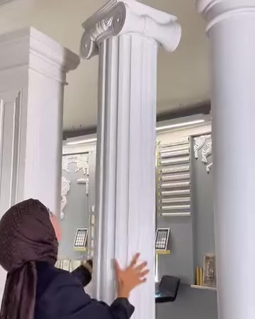 İyonik başlıklı yivli sütun modeli önden inceleniyor
