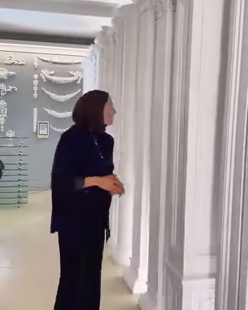 Çeşitli poliüretan sütun modellerinin sıralandığı showroom alanı görülüyor