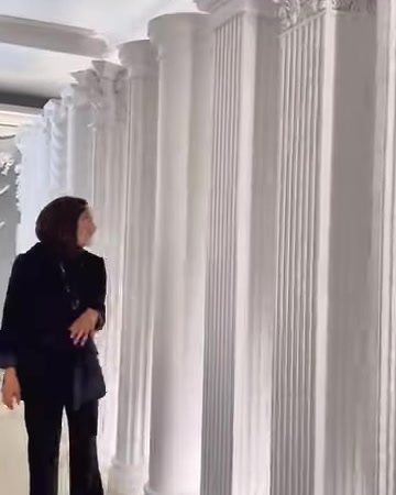 İnce yivli uzun sütun modeli tam gövdesiyle sergileniyor