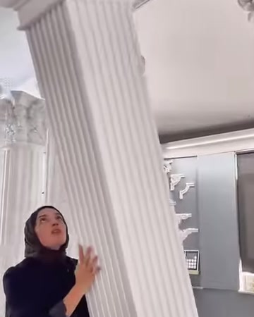 Uzun yivli sütunun kanal detayları alttan açıyla görülüyor