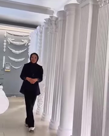 Sıralı sütun modelleri arasında geniş showroom görünümü sunuluyor
