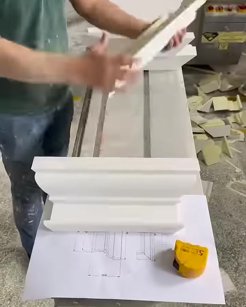 Usta iki söve kesitini birleşme yönlerini gösterecek biçimde tutuyor.