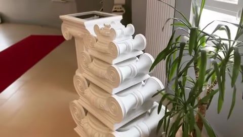 Başlığın spiral volüt profili, doğal ışıkta kabartma derinliğiyle izleniyor