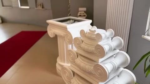 İyonik başlık ve gövde, iç mekânda zemin üzerinde sergileniyor